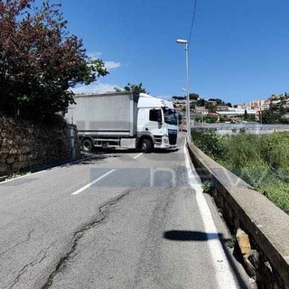 Sanremo: via Val d'Olivi chiusa per un camion incastrato, intervento di Vigili del Fuoco e Polizia Locale