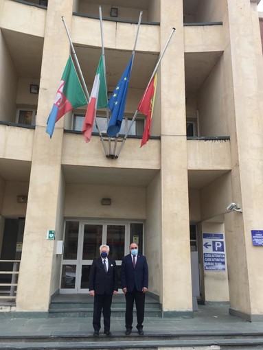 Ventimiglia: tricolore a mezz'asta e un minuto di silenzio in memoria della vittime del covid