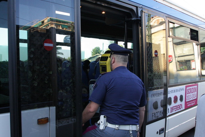 Imperia: accusato di essersi 'strusciato' contro una ragazza su un pullman di linea. Settantacinquenne a processo