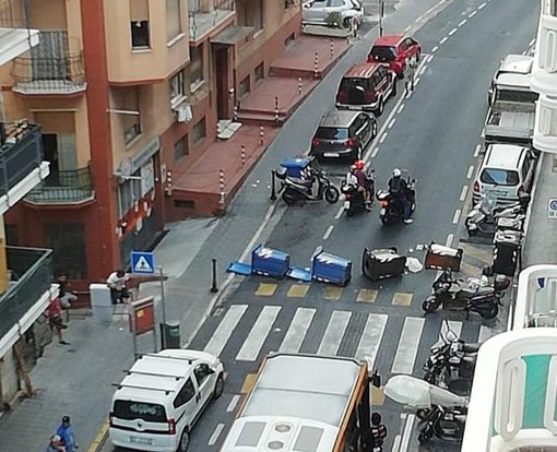 Sanremo, sparge i cassonetti dell'immondizia in mezzo a via Martiri della Libertà: automobilisti infuriati