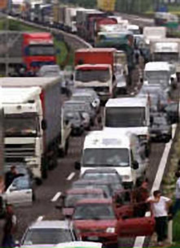 Traffico: inizia il ponte, code tra Savona e Spotorno