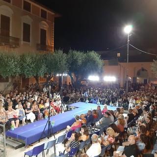 Bagno di folla per la moda sotto le stelle del Diano Fashion a Diano Marina