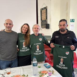 Nella foto, vicino a Toscano: Anastasiya Kudrina, Filippo Pellegrino, Danilo Muraglia