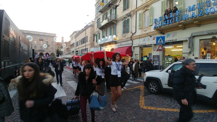 Sanremo: un drappo rosso di 28 metri in piazza Colombo per dire basta alla violenza contro le donne