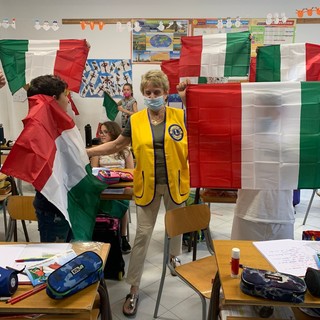 Diano Marina, il Lions Club dona il tricolore e piante per la tutela dell'ambiente all'istituto comprensivo (foto)