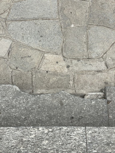 Sanremo: pavimentazione di piazza colombo sconnessa e pericolosa, la segnalazione con foto di un lettore