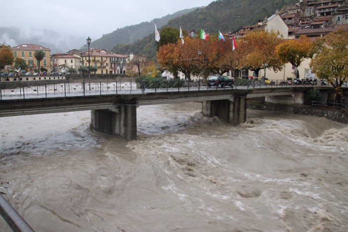 Dolceacqua: innalzamento del torrente Nervia per le precipitazioni di oggi, il comune chiede lo spostamento delle auto dal parcheggio San Filippo