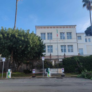 Bordighera, manutenzione del verde: scatta il divieto di sosta in piazza de Amicis (Foto)