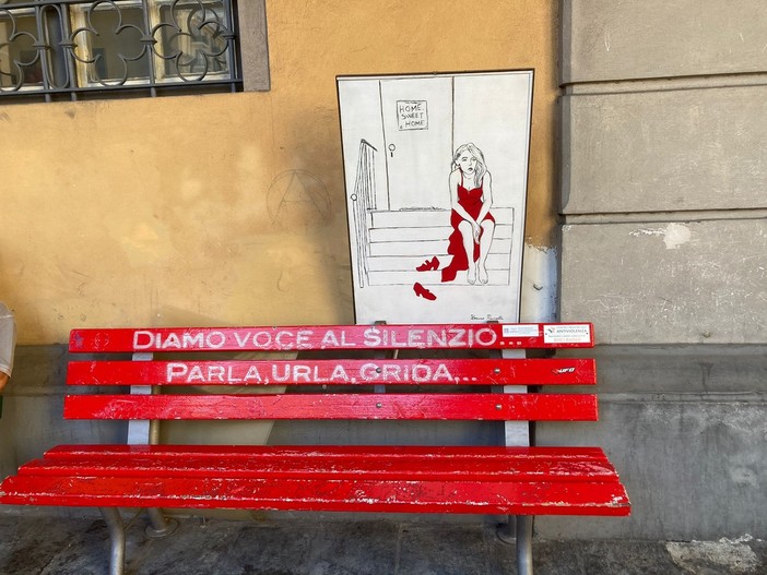 Imperia, vandali in azione in piazza Dante: danneggiata la panchina rossa contro la violenza sulle donne (foto)