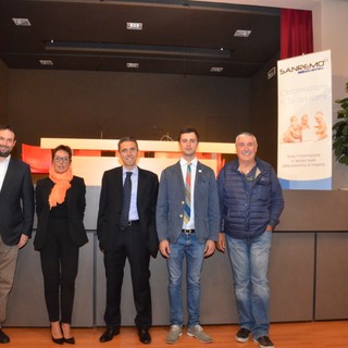 I candidati in corsa per la carica di sindaco a Diano Marina. Da sinistra: Marco Ghirelli, Loredana Grita, Michele Calcagno, Simone Borgarello e Giacomo Chiappori.