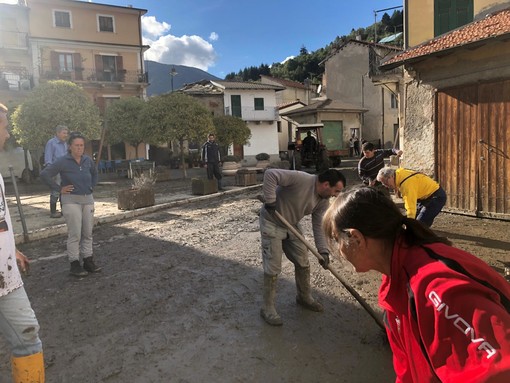 Alluvione, la valle Arroscia si rialza. Soccorritori, sindaci e abitanti scavano per portare via il fango (foto e video)