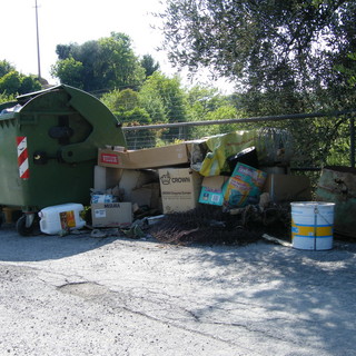 Imperia: tra la chiesa di San Benedetto e Massabovi c'è una piccola discarica abusiva