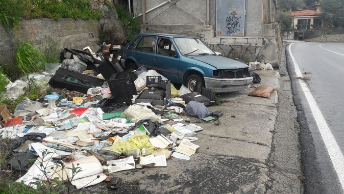 Sanremo: discarica abusiva in un terreno privato di via Padre Semeria, ora interverrà il Comune (Foto)