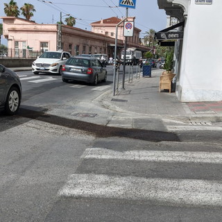 Sanremo: asfalto di pessima qualità tra via Verdi e piazza Battisti, segnalazione della Polizia Municipale (Foto)