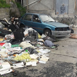 Sanremo: discarica abusiva in un terreno privato di via Padre Semeria, ora interverrà il Comune (Foto)