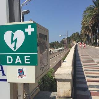 Sanremo: rotto il vetro della postazione salvavita di corso Imperatrice, atto vandalico ma il defibrillatore non è stato rubato