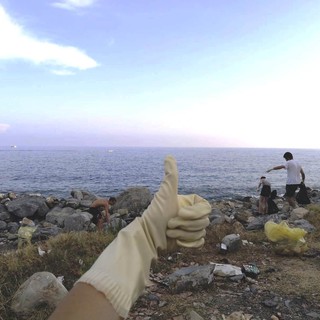 Sanremo: spiaggia di Bussana diventata discarica, scatta la pulizia grazie a una squadra di giovani e a Legambiente