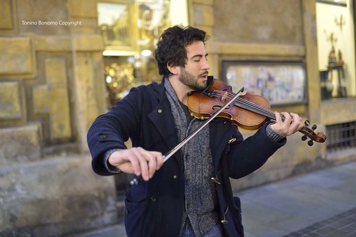 Sanremo: dopo La Scala e uno speciale su RaiNews, il violino di Davide Laura torna in via Matteotti a un anno dalla ‘cacciata’ (FOTO e VIDEO)