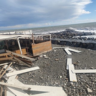 Imperia, Spianata allagata e danneggiato il Koko Beach: dopo la mareggiata si contano i danni (foto)