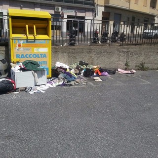 Imperia: indumenti destinati ai poveri abbandonati nel degrado in via Santa Lucia. La segnalazione di un nostro lettore