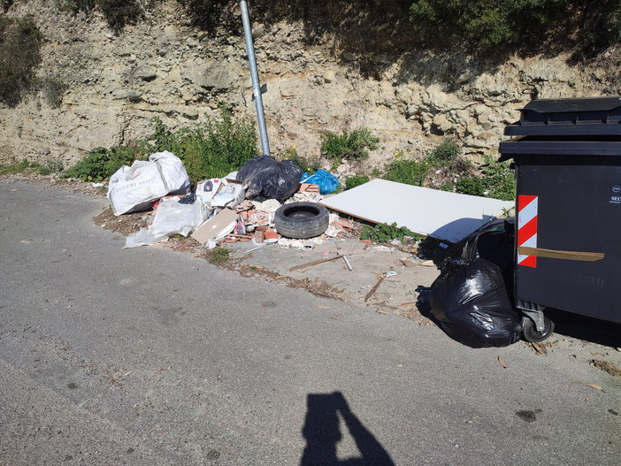 Ventimiglia: abbandoni di immondizia e detriti di cantiere, un lettore &quot;Non cambierà mai nulla!&quot;