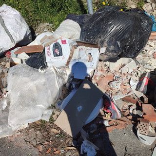 Ventimiglia: degrado nei pressi dell'isola ecologica a 'Porta Canarda', le segnalazioni con foto di un lettore