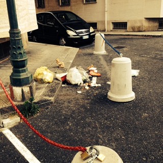 Sanremo: rifiuti gettati in strada da turisti, le perplessità ed una domanda di un cittadino
