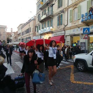 Sanremo: un drappo rosso di 28 metri in piazza Colombo per dire basta alla violenza contro le donne