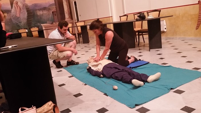 Molini di Triora: circa venti persone alla dimostrazione pratica dell'utilizzo del defibrillatore