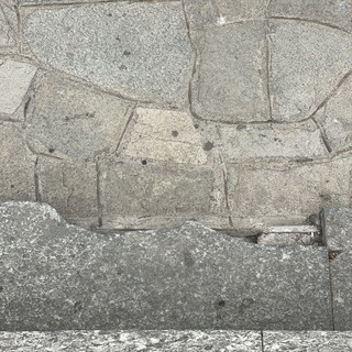 Sanremo: pavimentazione di piazza colombo sconnessa e pericolosa, la segnalazione con foto di un lettore