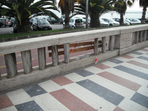 Sanremo: degrado sulla passeggiata Imperatrice, la segnalazione (con foto) di una lettrice