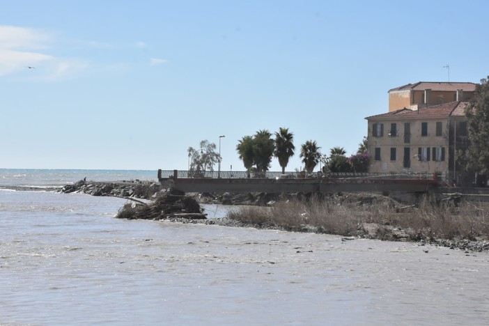 La passerella Squarciafichi distrutta dalla piena del Roja