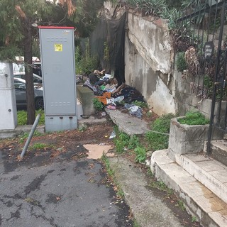 Sanremo, la segnalazione: degrado e rifiuti nel piazzale del supermercato Carrefour a Pian Poma (foto)