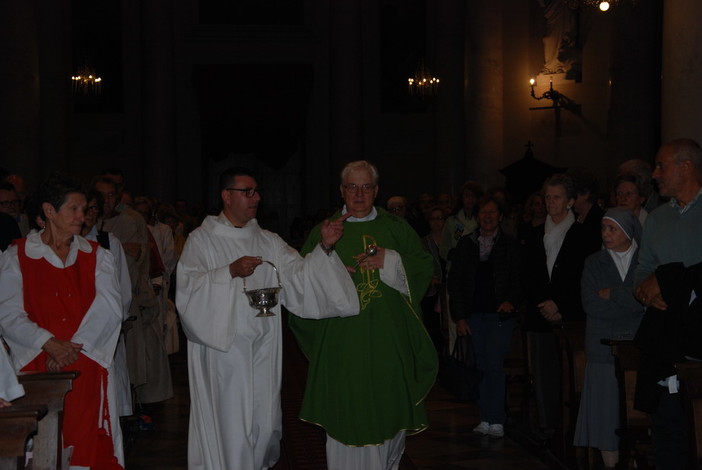 Imperia: i fedeli accolgono il nuovo parroco del Duomo don Lucio Fabbris