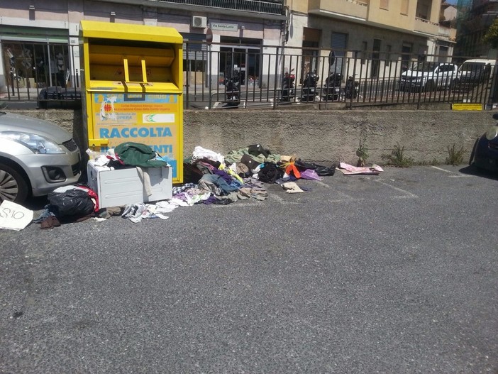 Imperia: indumenti destinati ai poveri abbandonati nel degrado in via Santa Lucia. La segnalazione di un nostro lettore