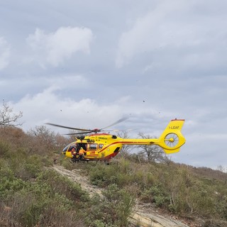 Vallebona: 43enne si ferisce in campagna, mobilitazione di soccorsi e trasporto in elicottero a Pietra Ligure