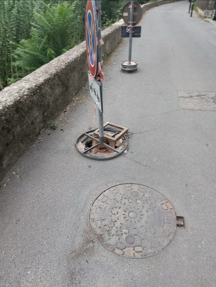 Ventimiglia: un chiusino all'entrata di Torri ancora non sostituito, la segnalazione con foto di un residente