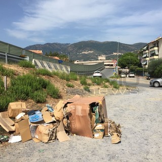 Taggia: discarica abusiva di cartone a pochi metri dal Comune, incivili di nuovo in azione