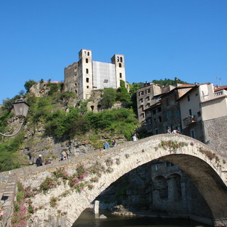 Dolceacqua all'imbrunire: prima dell'atteso spettacolo pirotecnico