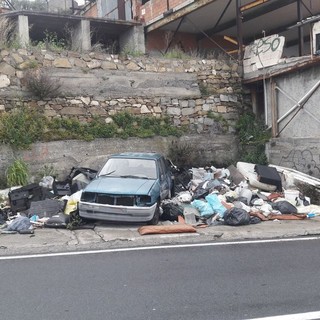 Benvenuti a Sanremo: passano i mesi e la discarica abusiva di via Padre Semeria continua a crescere