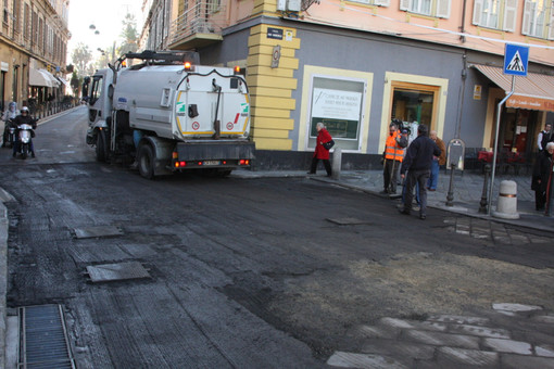 Sanremo: lavori di asfaltatura, disagi questa mattina in via Feraldi per l'apertura del nuovo cantiere