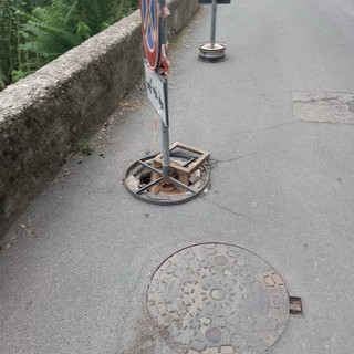 Ventimiglia: un chiusino all'entrata di Torri ancora non sostituito, la segnalazione con foto di un residente