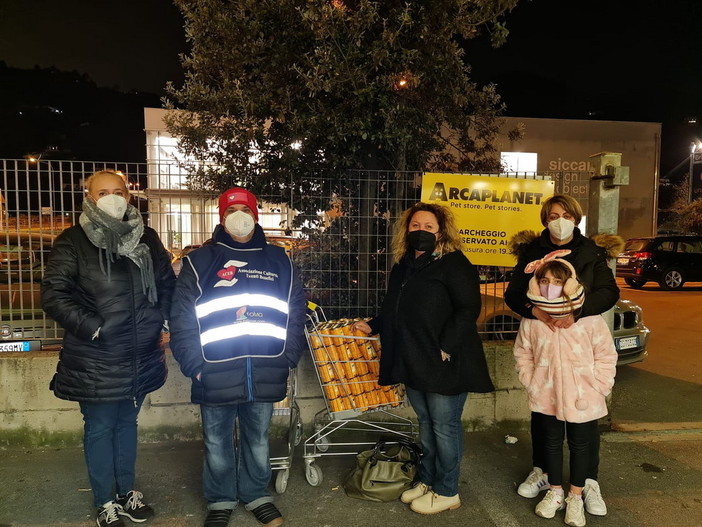 Donato dall’ACEB cibo per per cani e gatti a quattro Associazioni locali