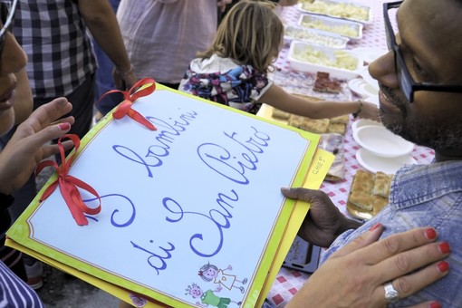 Ultimo giorno per Don Gerard alla parrocchia di San Pietro: il saluto della comunità e dei bambini della scuola