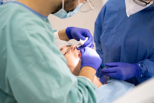 Paura e ansia del dentista dal dentista: ecco perché non ci curiamo i denti