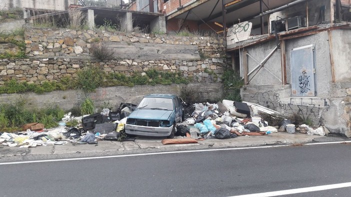 Benvenuti a Sanremo: passano i mesi e la discarica abusiva di via Padre Semeria continua a crescere