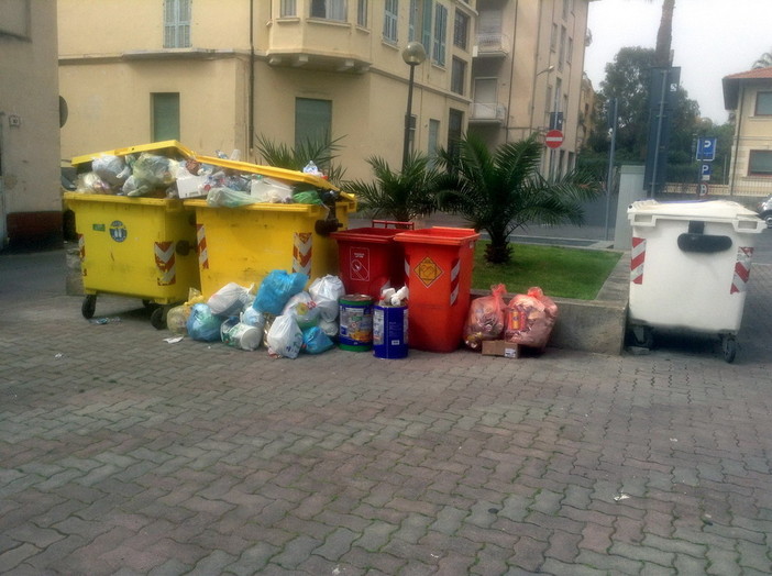 Bordighera: non rispetto della differenziata, una lettrice segnala degrado per inciviltà