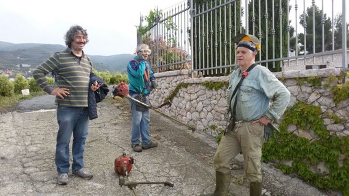 Santo Stefano al Mare: armati di decespugliatori, il sindaco e i consiglieri, aiutati da alcuni volontari, ripuliscono i sentieri