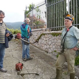 Santo Stefano al Mare: armati di decespugliatori, il sindaco e i consiglieri, aiutati da alcuni volontari, ripuliscono i sentieri