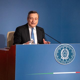 Covid, l'annuncio di Draghi: &quot;Lo stato d'emergenza non verrà prorogato. Stop al green pass all'esterno per fiere, sport, feste e spettacoli&quot;